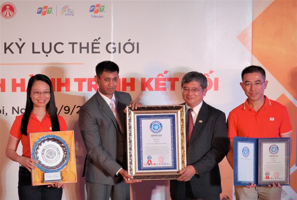 Chủ tịch FPT Telecom Chu Thanh Hà (ngoài cùng bên trái) cùng Ban lãnh đạo FPT tại lễ trao Kỷ lục thế giới cho Hành trình kết nối.