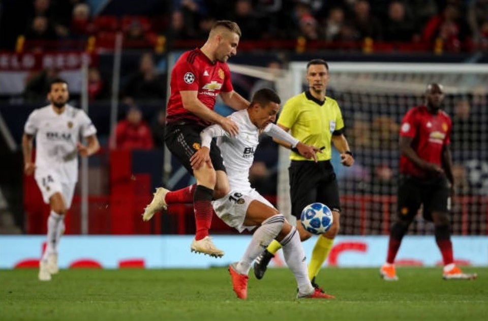 Sanchez, Lukaku tệ nhất trong trận hòa của Man Utd trước Valencia - 1
Shaw (trái) thi đấu trong trận Man Utd gặp Valencia