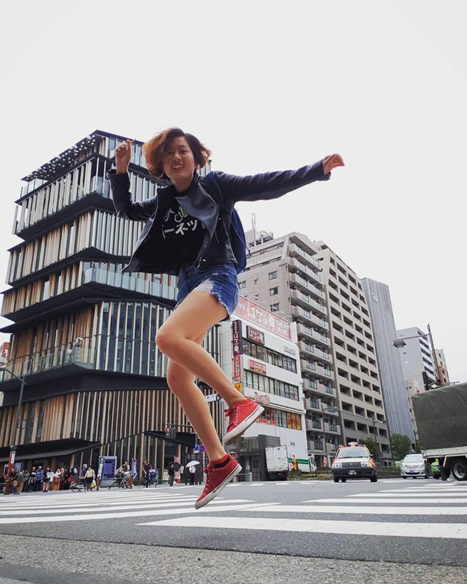 Lựa chọn trang phục tối giản, khoẻ khoắn sẽ giúp bạn có thể hoà nhập với mọi khung cảnh khi chụp OOTD bằng Galaxy Note9.