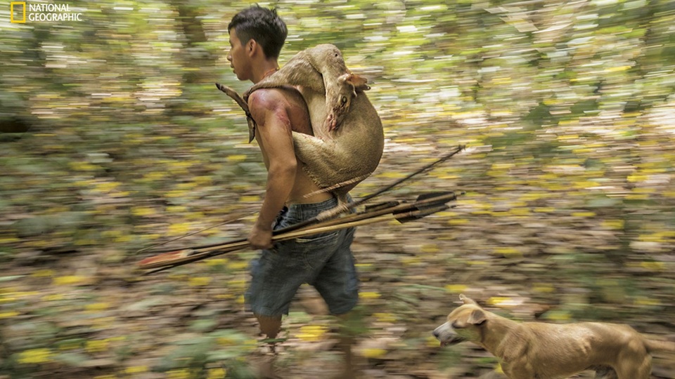 Một thợ săn cùng chiến lợi phẩm là con nai sau lưng