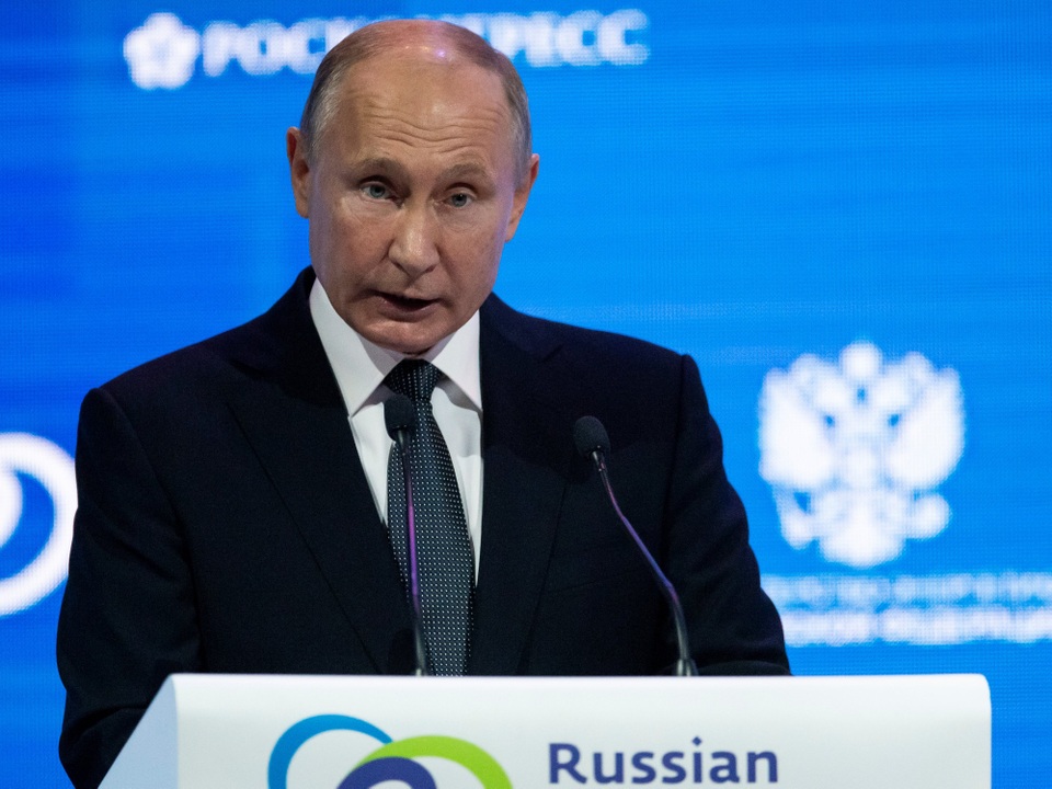Ông Putin nói sự hiện diện của Mỹ tại Syria vi phạm hiến chương Liên Hợp Quốc - 1 Tổng thống Putin phát biểu tại Diễn đàn quốc tế Tuần lễ Năng lượng Nga tại Moscow ngày 3/10 (Ảnh: Reuters)