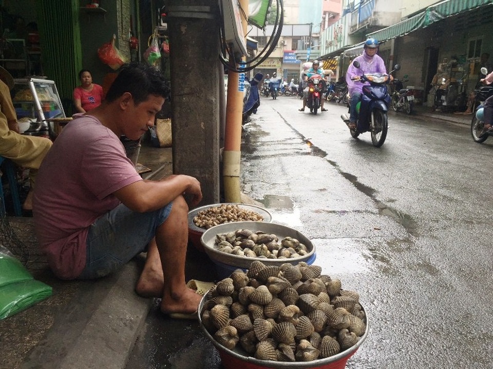 Sò huyết “khổng lồ” bán ở vỉa hè, một con bằng 1 tô phở - 1 Sò huyết “khủng” được bán ở vỉa hè TPHCM