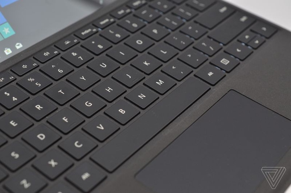 Microsoft trình làng máy tính Surface mới cùng tai nghe không dây tích hợp trợ lý ảo - 2 Bàn phím Type Cover là tùy chọn kèm theo, bán với giá 129USD