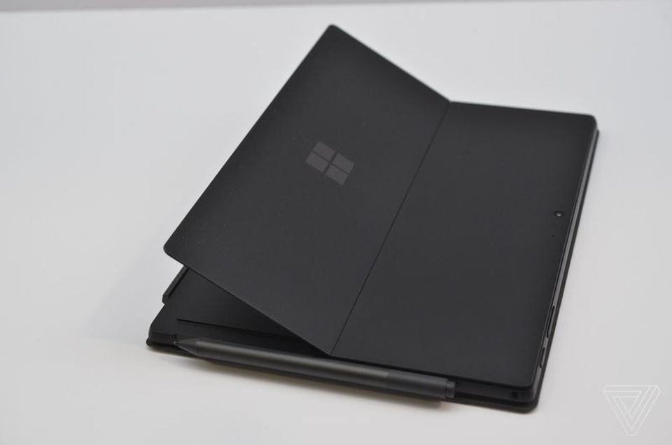 Microsoft trình làng máy tính Surface mới cùng tai nghe không dây tích hợp trợ lý ảo - 3 Phần giá đỡ phía sau Surface Pro 6