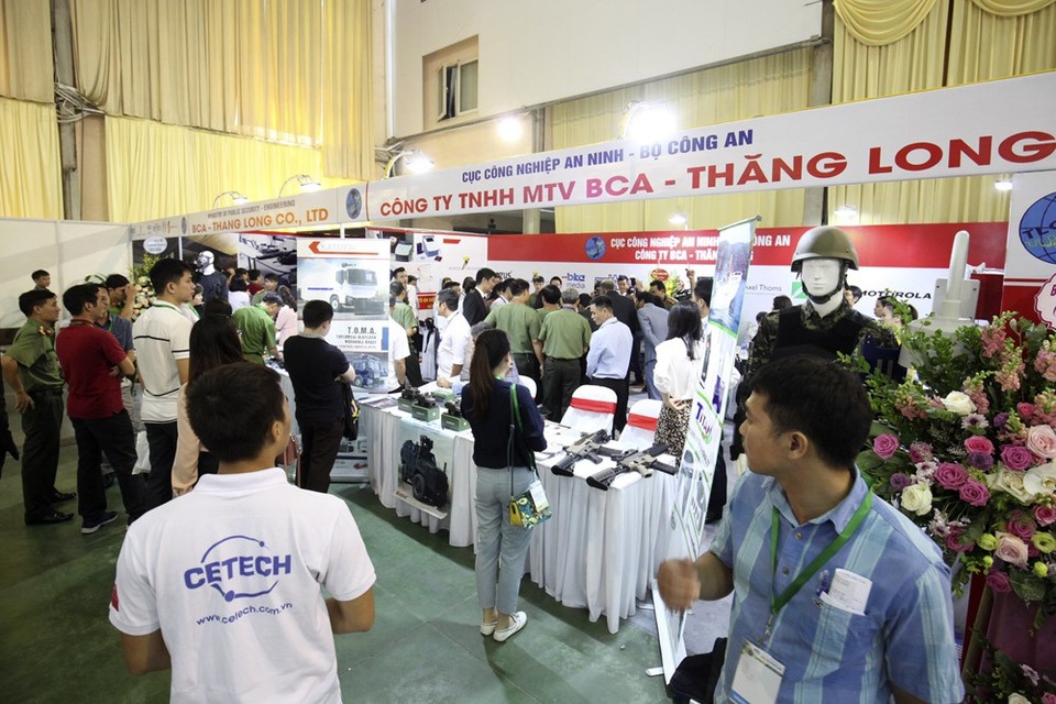 Hà Nội: Nhiều vũ khí hiện đại được giới thiệu tại triển lãm an ninh - 17 Trong triển lãm lần này, Việt Nam có 2 gian trưng bày của Bộ Quốc phòng và Bộ Công an, hàng chục sản phẩm công nghệ mới được quảng bá như máy kiểm tra giấy tờ tùy thân, súng bắn lưới, các mẫu súng tích hợp sử dụng nhiều loại đạn, máy kiểm tra nhanh ma túy.