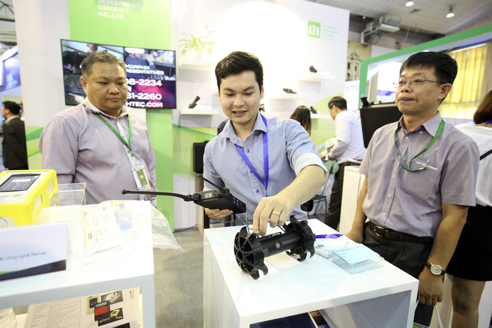 Hà Nội: Nhiều vũ khí hiện đại được giới thiệu tại triển lãm an ninh - 11 Một thiết bị nghe - nhìn có điều khiển do Mỹ sản xuất cung cấp khả năng nghe tinh vi và trinh sát video rõ ràng sắc nét bất kể ngày đêm.
