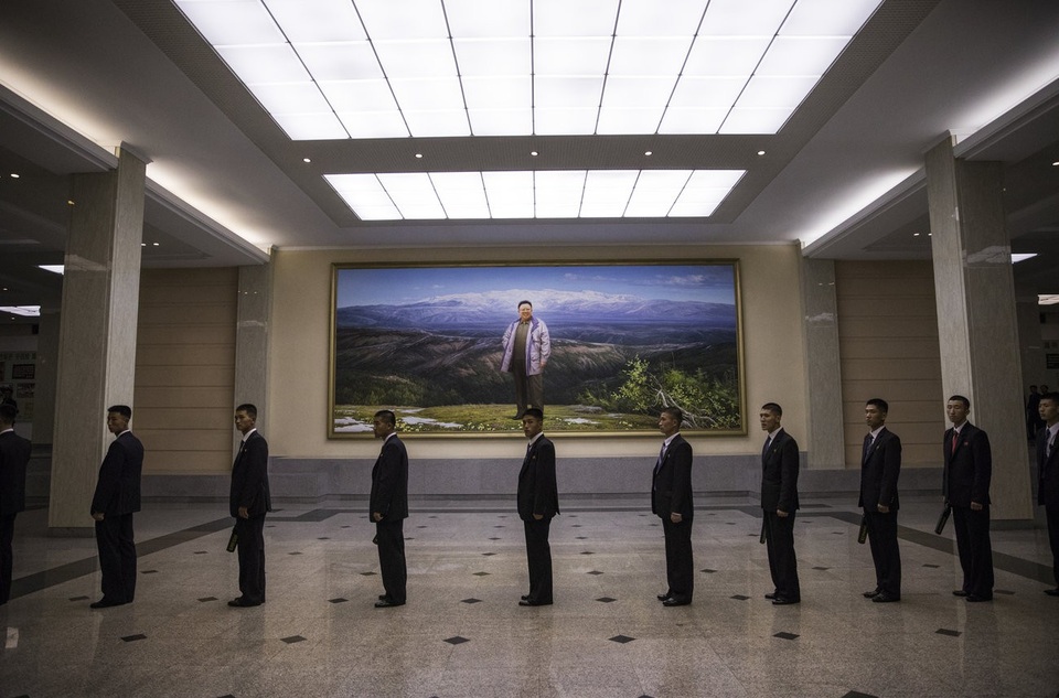 Làn gió mới giúp Triều Tiên chuyển mình dưới thời ông Kim Jong-un - 6 Các nhân viên an ninh cầm máy dò kim loại để kiểm tra trước khi bắt đầu chương trình nghệ thuật tại nhà hát Mansudae ở Bình Nhưỡng.
