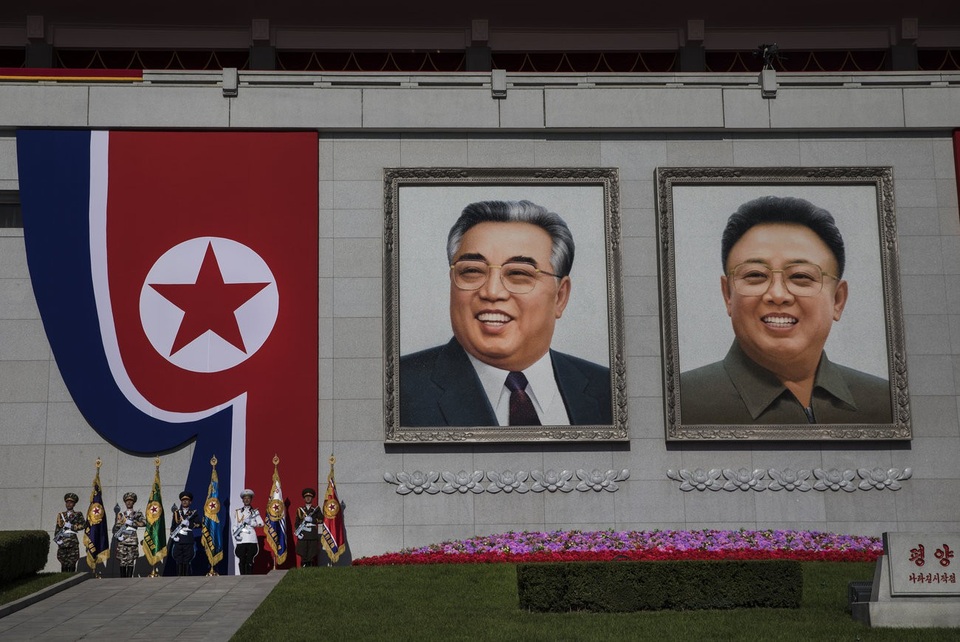 Làn gió mới giúp Triều Tiên chuyển mình dưới thời ông Kim Jong-un - 8 Chân dung hai cố lãnh đạo Kim Nhật Thành và Kim Jong-il tại quảng trường Kim Nhật Thành trong lễ duyệt binh.