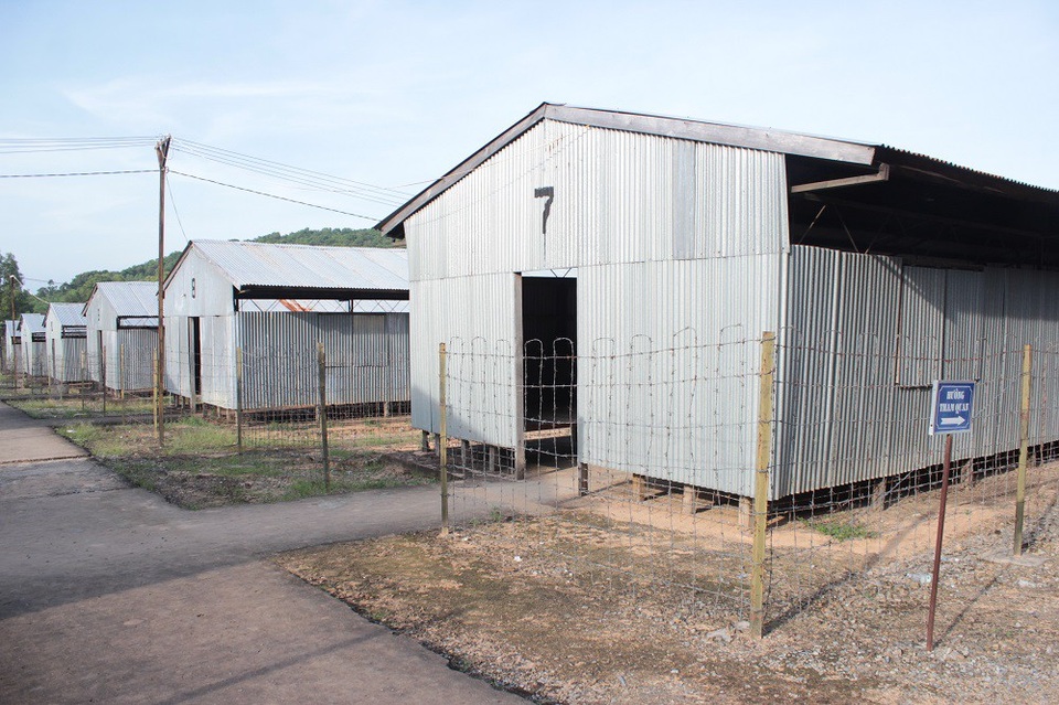 Giữa năm 1968, phong trào đấu tranh của tù binh lên cao, Mỹ - Nguỵ cho xây dựng các biệt giam 2,4,5,6, trong đó biệt giam B2 là biệt giam khủng khiếp và ác liệt nhất. Biệt giam B2 được làm bằng nhiều lớp bùng nhùng, dựng một lớp vỉ sắt bên ngoài và nền cũng lát vỉ sắt, trên phủ bạt, rất nóng và chật trội.