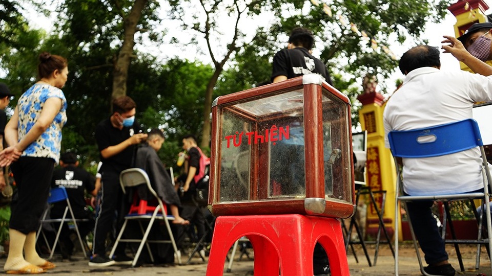 Soi đèn hớt tóc bên vỉa hè... nghĩa trang Bình Hưng Hòa - 10
Thùng từ thiện nhận thù lao tùy tâm khách hàng.