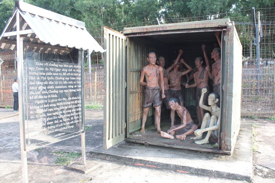 Khác với chuồng cọp kẽm gai, chuồng cọp Catso do Mỹ – Ngụy “sáng chế” ra cũng không kém phần man rợ. Các chuồng cọp này được làm bằng sắt tấm bịt kín bốn mặt, có hình dáng giống chiếc container, cũng có loại lớn, loại nhỏ. Chuồng cọp Catso chúng thiết kế để đàn áp tù binh. Người tù binh bị giam vào đây, không có ánh sáng, thiếu không khí để thở, ăn uống khổ cực, tiêu tiểu tại chỗ. Ban đêm thì lạnh, ban ngày nắng nóng cháy da. Tù binh bị giam tại đây khi bị thả mắt sẽ bị mờ sức khỏe giảm sút nghiêm trọng.