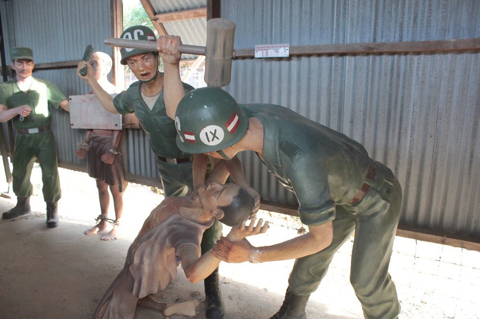 Ngoài hơn 4000 tù binh bị sát hại trong thời gian hơn 5 năm tồn tại của trại giam, những hình thức tra tấn dã man này được minh chứng bằng những hố chôn tập thể hàng nghìn người và những chiếc đinh 8 đến 12 phân còn găm ở xương đầu, ống chân, bàn chân, đầu gối, cánh tay… trong các hài cốt được tìm thấy