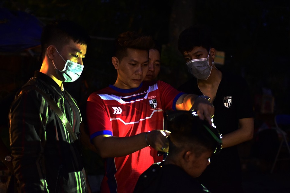 Soi đèn hớt tóc bên vỉa hè... nghĩa trang Bình Hưng Hòa - 2 Đây là lớp dạy nghề cắt tóc của anh Nguyễn Quang Huy