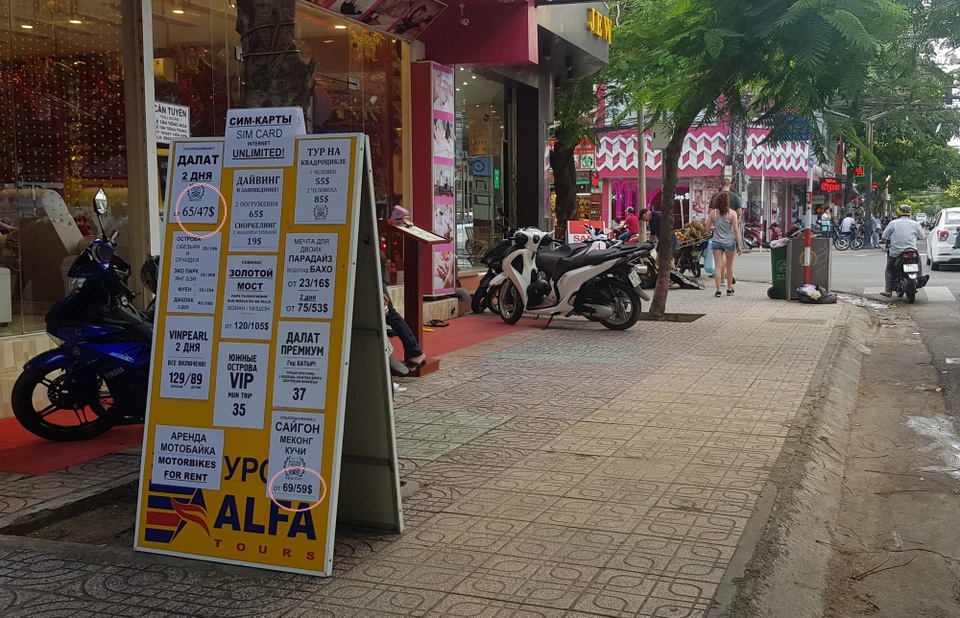 Nha Trang: Khách Trung Quốc tăng kỷ lục và bài toán quản lý thanh toán qua mạng - 1 Những tấm biển niêm yết giá dịch vụ bằng ngoại tệ và hoàn toàn bằng tiếng nước ngoài lại được công khai đưa ra sát đường để giới thiệu cho du khách
