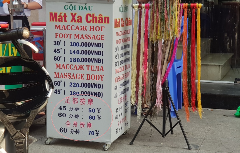 Nha Trang: Khách Trung Quốc tăng kỷ lục và bài toán quản lý thanh toán qua mạng - 2 Khá nhiều cửa hàng kinh doanh ở Nha Trang niêm yết giá dịch vụ bằng ngoại tệ (USD, Nhân dân tệ) để bán cho du khách nước ngoài