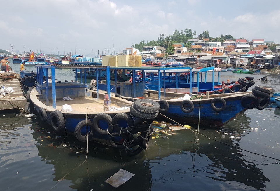 Hòn đảo 3.000 dân bên bờ biển du lịch Nha Trang ngập rác sinh hoạt - 4 Hòn đảo 3.000 dân bên bờ biển du lịch Nha Trang ngập rác sinh hoạt - 4