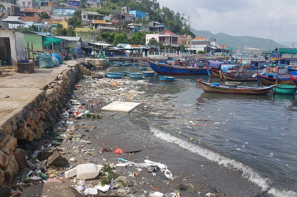 Hòn đảo 3.000 dân bên bờ biển du lịch Nha Trang ngập rác sinh hoạt - 5 Theo người dân, thời gian gần đây có sóng lớn nên rác tấp vào đảo ngày càng nhiều