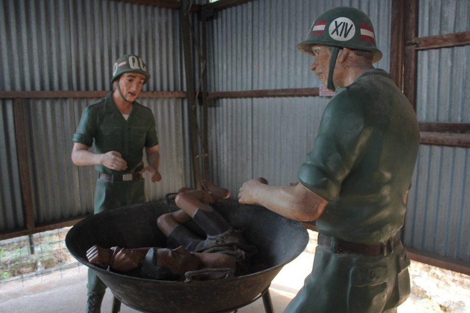 Một hình thức tra tấn tù binh dã man nữa là chúng cho tù binh vào các bao bố, cho lên chảo đun nóng cho đến khi chết.