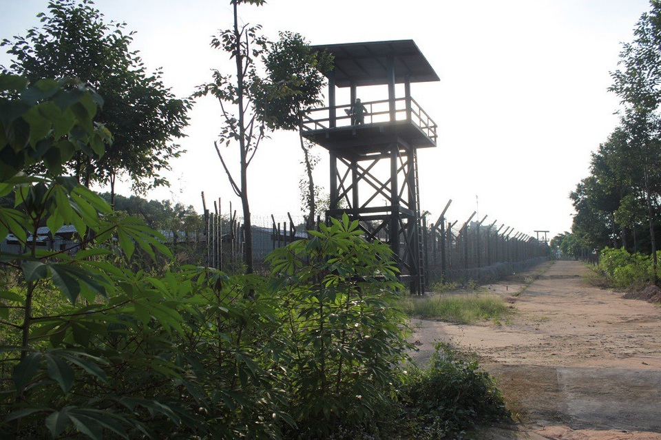 Tính đến đầu năm 1972, nhà tù Phú Quốc có 12 khu được đánh số từ 1 đến 12. Cuối năm 1972, có thêm khu 13 và 14. Mỗi khu, có khả năng giam giữ 3.000 tù nhân, và được chia thành nhiều phân khu nhỏ, thường là 4 phân khu. Một phân khu chứa được 950 tù binh, riêng phân khu B2 dành để giam tù binh cấp sĩ quan. Nhà tù Phú Quốc do 3 tiểu đoàn quân cảnh là 7, 8, 12 canh giữ.