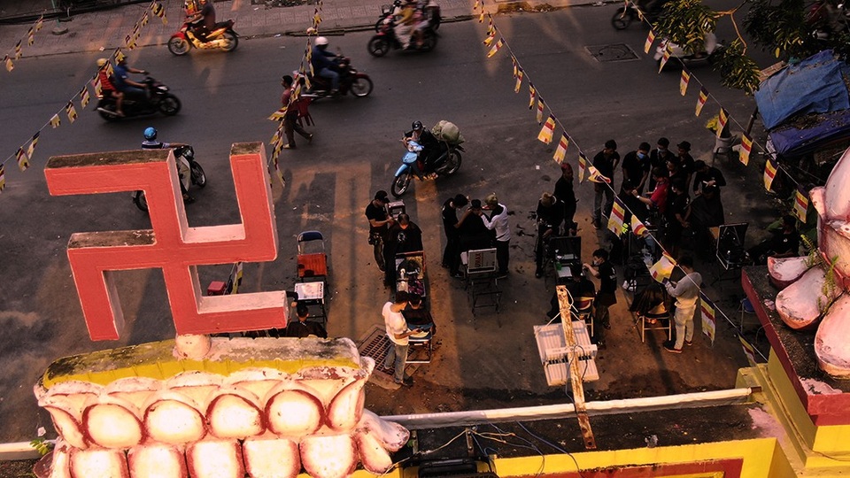 Soi đèn hớt tóc bên vỉa hè... nghĩa trang Bình Hưng Hòa - 5
Lớp học thường bắt đầu từ lúc 3h chiều, phía trước chùa Giác Hải