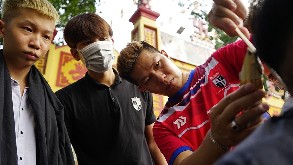 Soi đèn hớt tóc bên vỉa hè... nghĩa trang Bình Hưng Hòa - 6 Lớp học ngoài việc phục vụ miễn phí cho người dân còn giúp cho học viên có điều kiện để thực hành nhiều hơn
