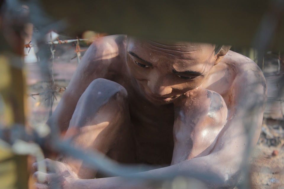 Khi bị nhốt trong các chuồng cọp kẽm gai tù binh chỉ được ăn một ít cơm với muối hoặc không có muối phải ăn nhạt, mỗi ngày chỉ được 1-2 ca nước uống, phải đi tiêu, tiểu tại chỗ. Những đêm lạnh cóng, chúng cho dội nước lên người tù binh mà chúng gọi là “giải khát cho cọp” hoặc “rửa chuồng”. Những ngày nóng nực, chúng cho dội nước muối lên người, và gọi là ướp cho mau lên cân, có khi chúng cho đốt lửa cạnh chuồng cọp.