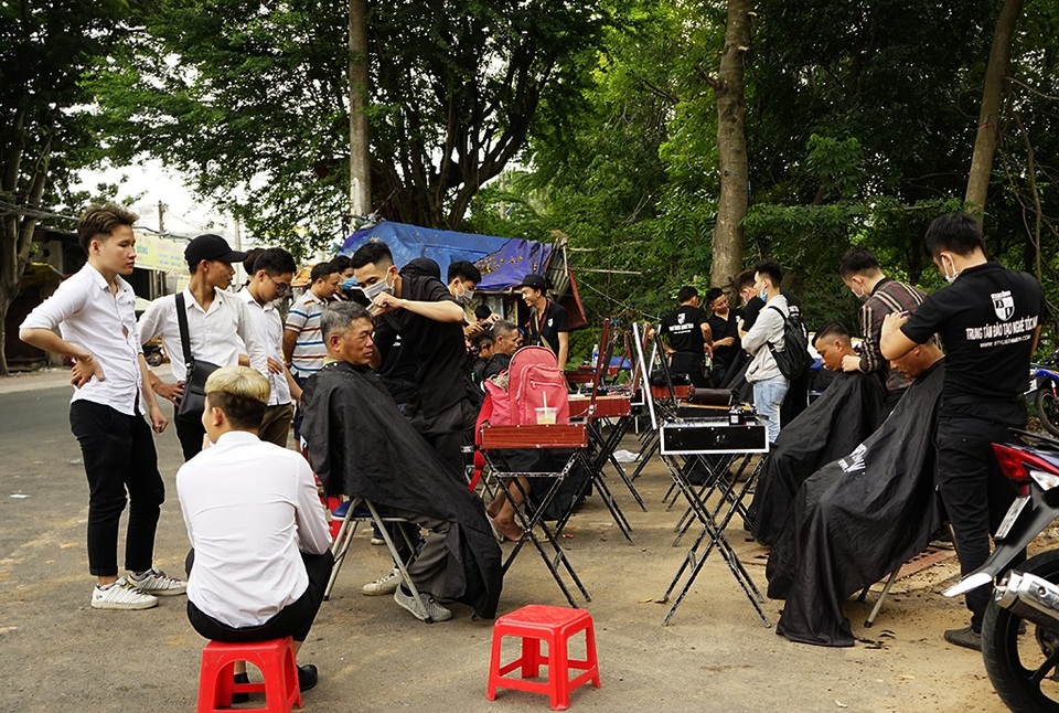 Soi đèn hớt tóc bên vỉa hè... nghĩa trang Bình Hưng Hòa - 7
Lớp cắt tóc miễn phí luôn đông khách mỗi khi “mở cửa”