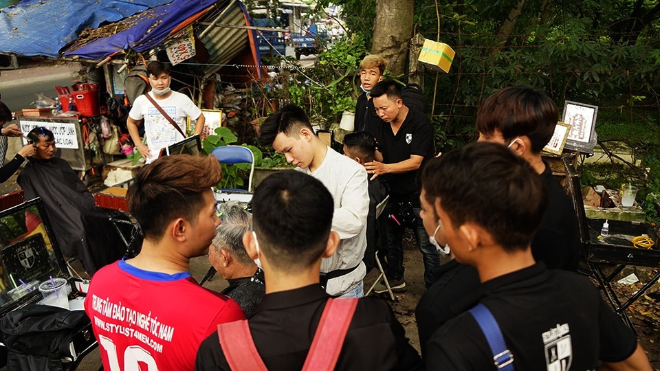 Soi đèn hớt tóc bên vỉa hè... nghĩa trang Bình Hưng Hòa - 8 Hình ảnh đặc trưng của điểm hớt tóc trên vỉa hè này là một khách được khá nhiều thợ chăm sóc