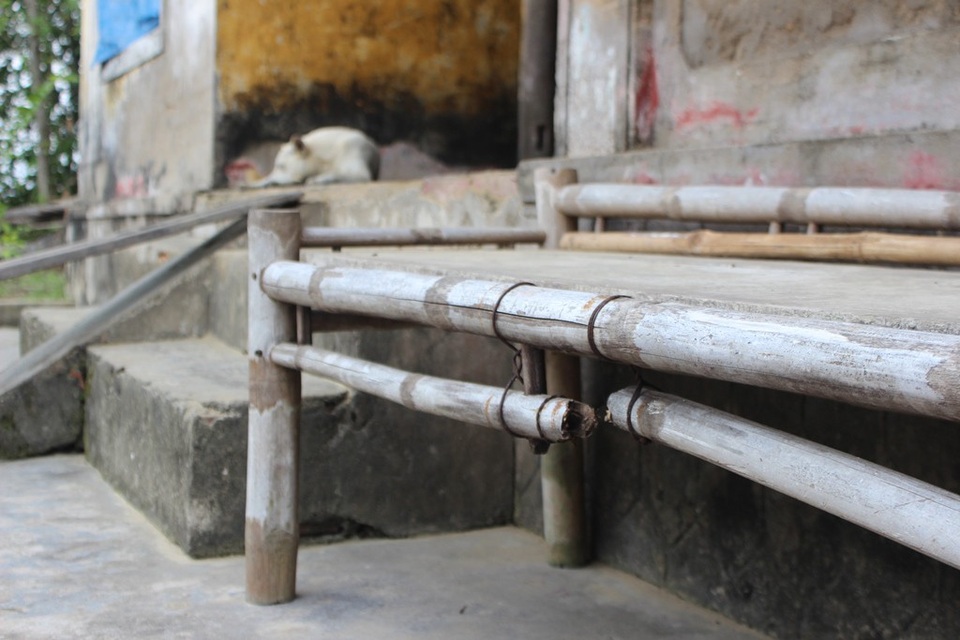 Thắt lòng ước mơ bình dị của cô bé mồ côi hiếu thảo - 5 Bàn ghế trong nhà cái gãy, cái đổ, không có cái nào lành lặn
