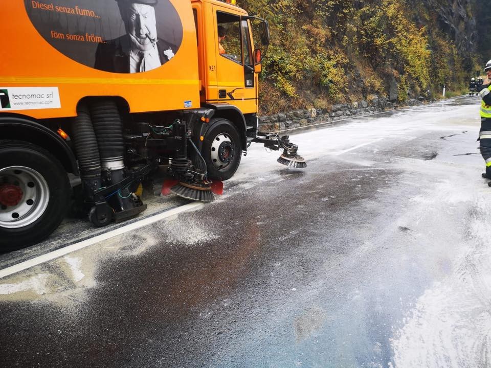 
Xe tải dọn đường đã phải làm việc suốt gần 2 tiếng
