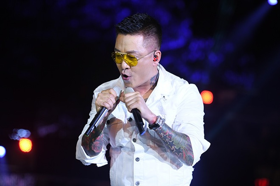 Tuấn Hưng xin lỗi vì cắt bỏ phần biểu diễn của Khắc Việt - 1 Tuấn Hưng hai tay hai micro trong liveshow Cảm ơn.