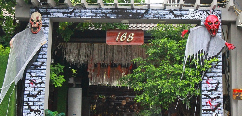 
Nhiều hàng quán ở Đà Nẵng bài trí sắc màu mùa lễ hội Halloween
