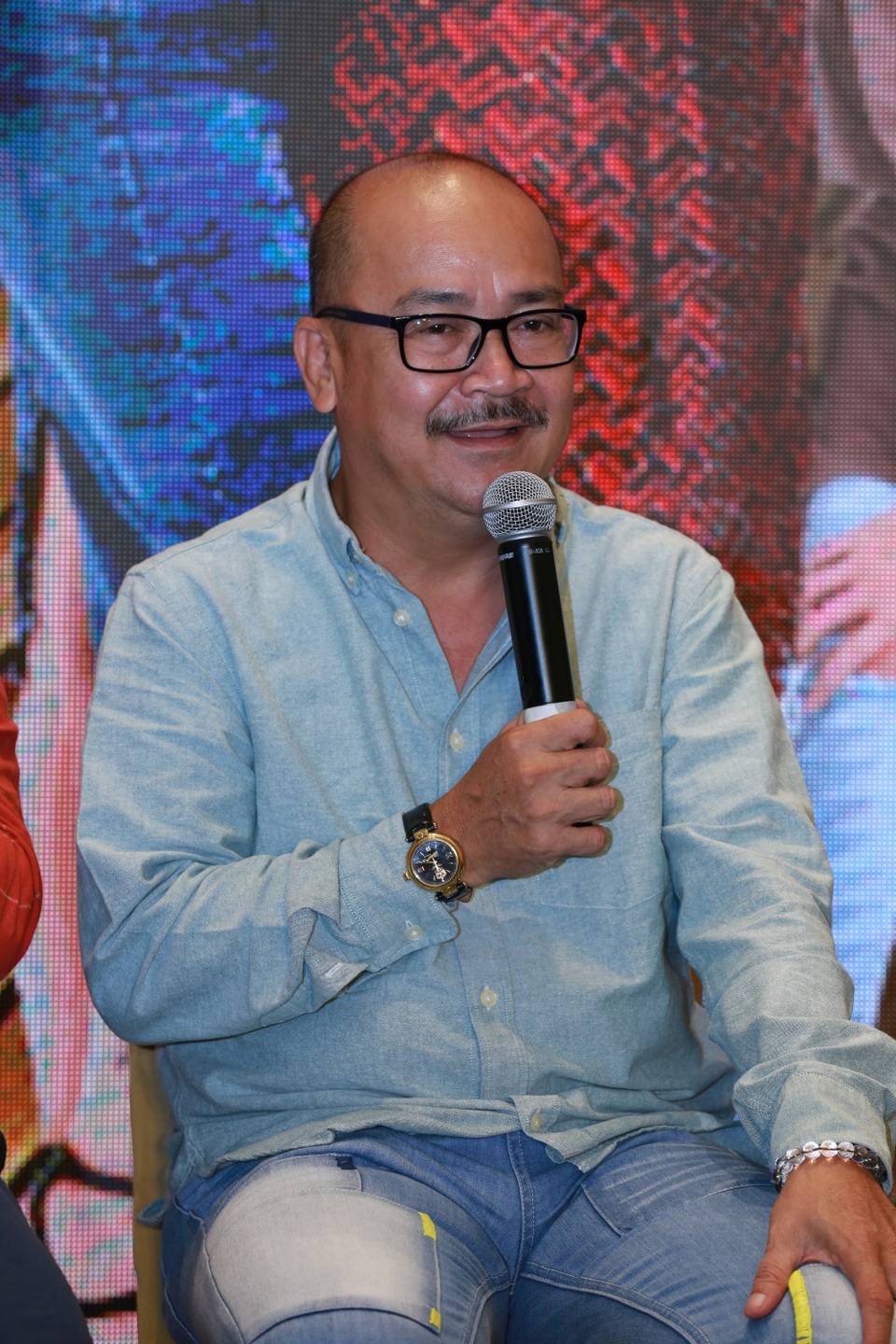 NSND Lê Khanh vào vai bà vợ tưng tửng sau 10 năm vắng bóng màn ảnh - 2 Nghệ sĩ Hoàng Sơn chia sẻ nhiều chi tiết thú vị khi tham gia phim cùng NSND Lê Khanh.