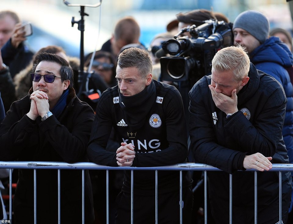Các cầu thủ Leicester City đau xót tiễn đưa ông chủ người Thái - 1
Nhiều cầu thủ Leicester City đã không kìm nổi nước mắt