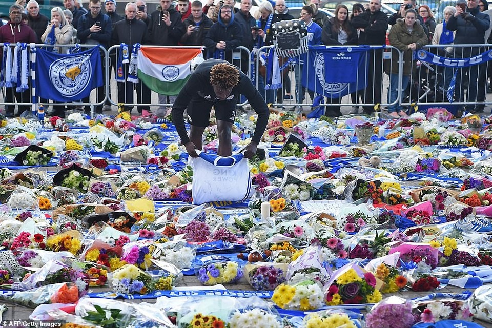 Các cầu thủ Leicester City đau xót tiễn đưa ông chủ người Thái - 10 Các cầu thủ Leicester City đau xót tiễn đưa ông chủ người Thái - 10