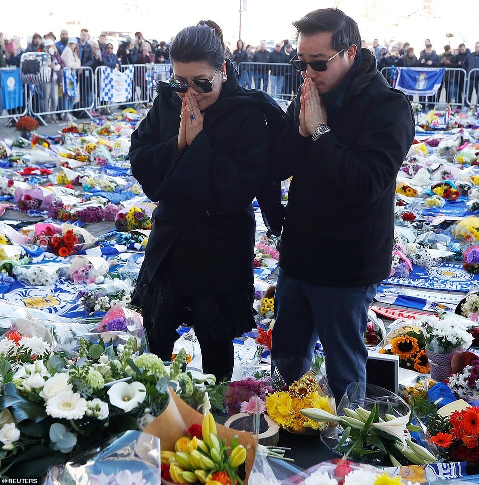 Các cầu thủ Leicester City đau xót tiễn đưa ông chủ người Thái - 11 Các cầu thủ Leicester City đau xót tiễn đưa ông chủ người Thái - 11
