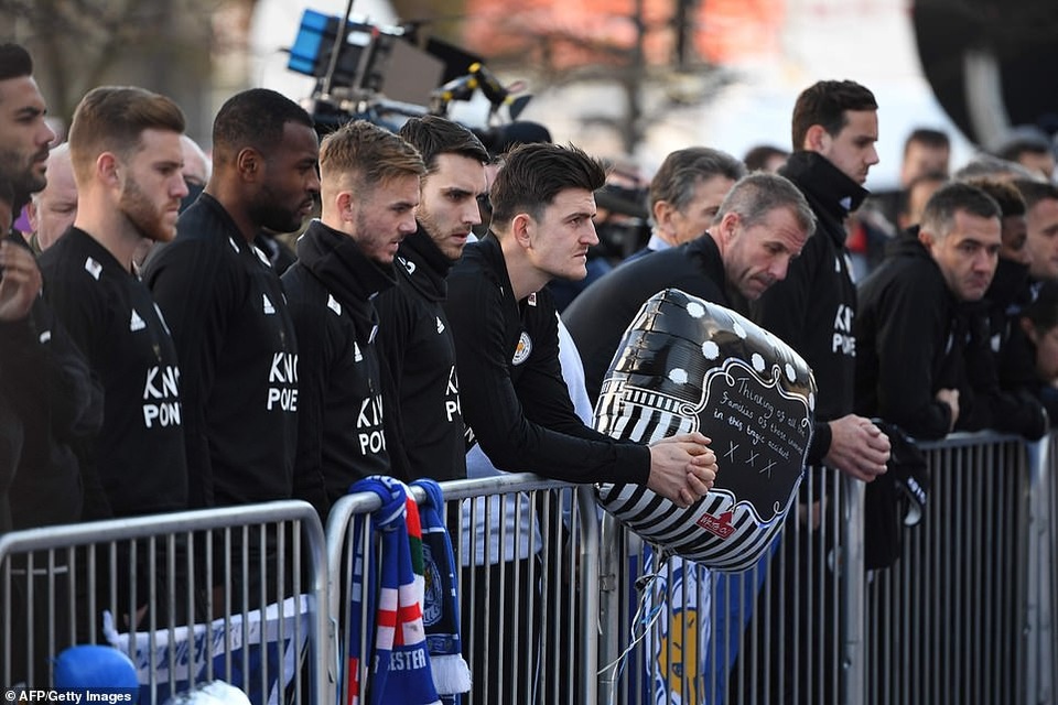 Các cầu thủ Leicester City đau xót tiễn đưa ông chủ người Thái - 3
Nỗi buồn tràn ngập ở bên ngoài sân King Power