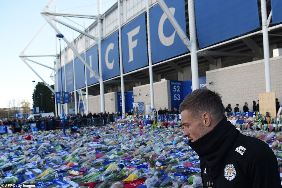 Các cầu thủ Leicester City đau xót tiễn đưa ông chủ người Thái - 5
Người hâm mộ Leicester City đã đặt rất nhiều hoa ở bên ngoài sân King Power