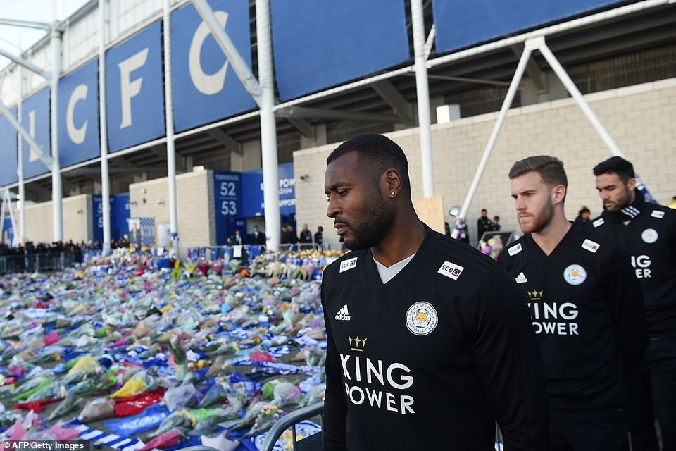 Các cầu thủ Leicester City đau xót tiễn đưa ông chủ người Thái - 6
Nỗi đau ập tới quá nhanh với Leicester City