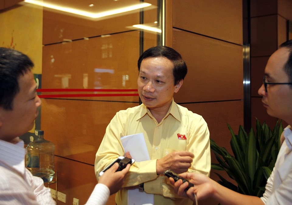 
Đại biểu Phạm Tất Thắng trao đổi về vụ việc bên hành lang Quốc hội chiều 30/10 (Ảnh: Như Phúc)
