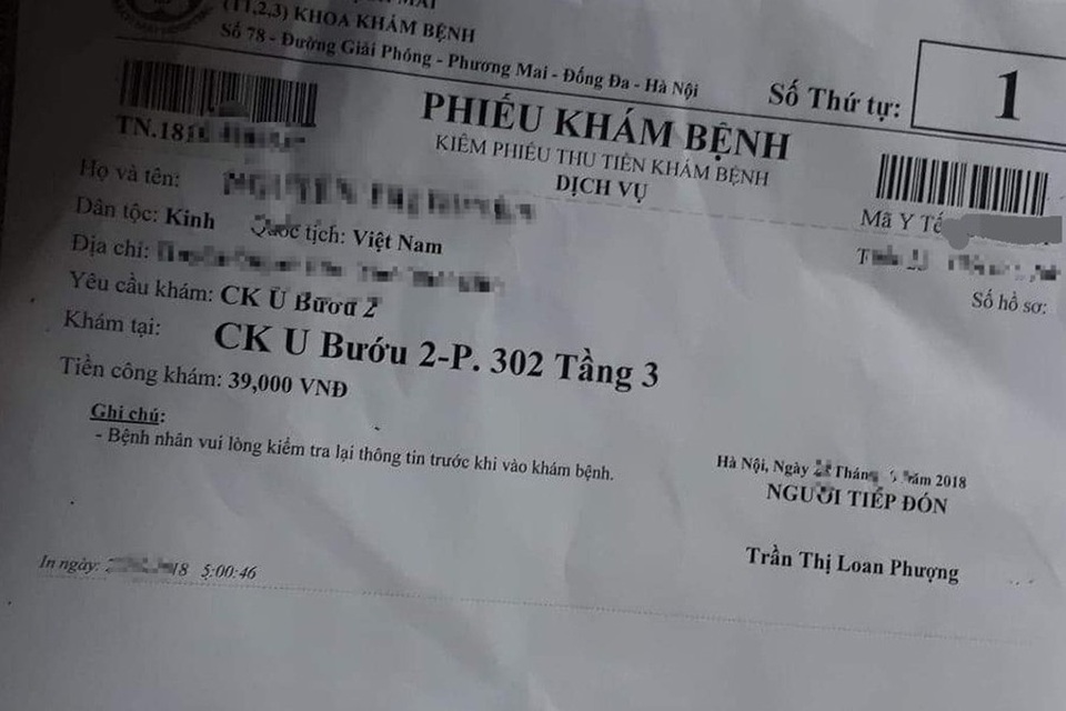 Bệnh viện Bạch Mai: Mất 500.000 đồng để được “dẫn đi khám” - 1 Để có phiếu khám bệnh “số 1”, người bệnh phải trả 100.000 đồng.