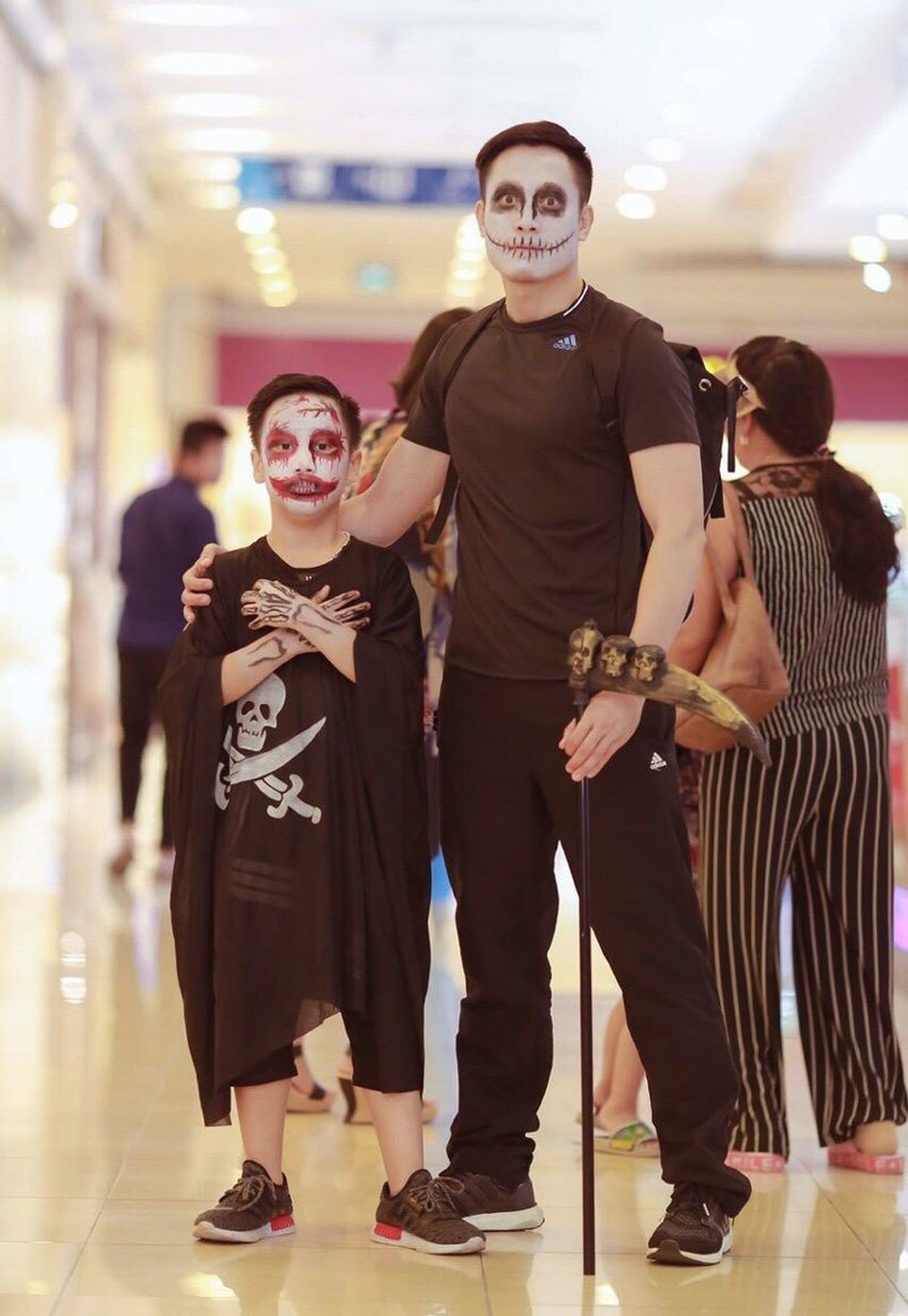 Được tiếng dân chơi: Cô giáo mầm non kiếm 10 triệu đồng mỗi đêm - 1
Vẽ mặt hóa trang thành những nhân vật rùng rợn cho khách là nghề hốt bạc của dân trang điểm thuê trong mùa lễ hội Halloween