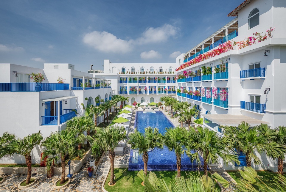 Hoa hậu Tiểu Vy thích thú với “khách sạn Santorini” ở Đà Nẵng - 1 Risemount Premier Resort Danang tọa lạc tại số 120 Nguyễn Văn Thoại nổi bật với tông màu trắng xanh, mát mắt với hai bể bơi hiện đại nằm tại tấng 1 và tầng 4.
