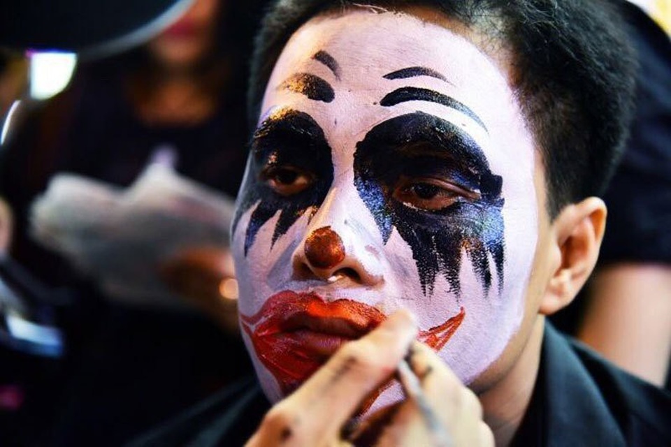 Được tiếng dân chơi: Cô giáo mầm non kiếm 10 triệu đồng mỗi đêm - 2
Một mặt được trang điểm với giá dao động từ 50.000-300.000 đồng tùy vào độ khó