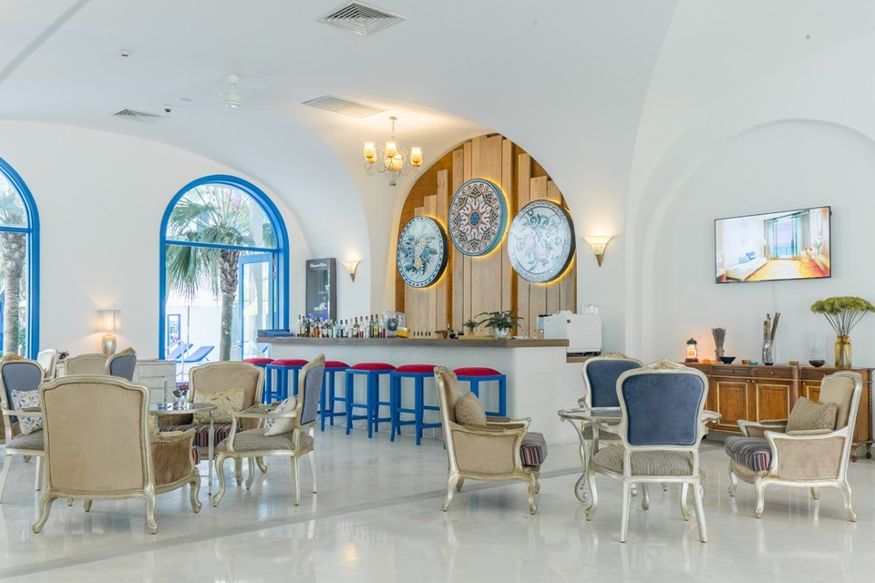 Hoa hậu Tiểu Vy thích thú với “khách sạn Santorini” ở Đà Nẵng - 2 Risemount mang đến cho du khách một không gian nghỉ dưỡng bình yên và cân bằng bên sông (River), núi (Mountain), biển trời (Sea)