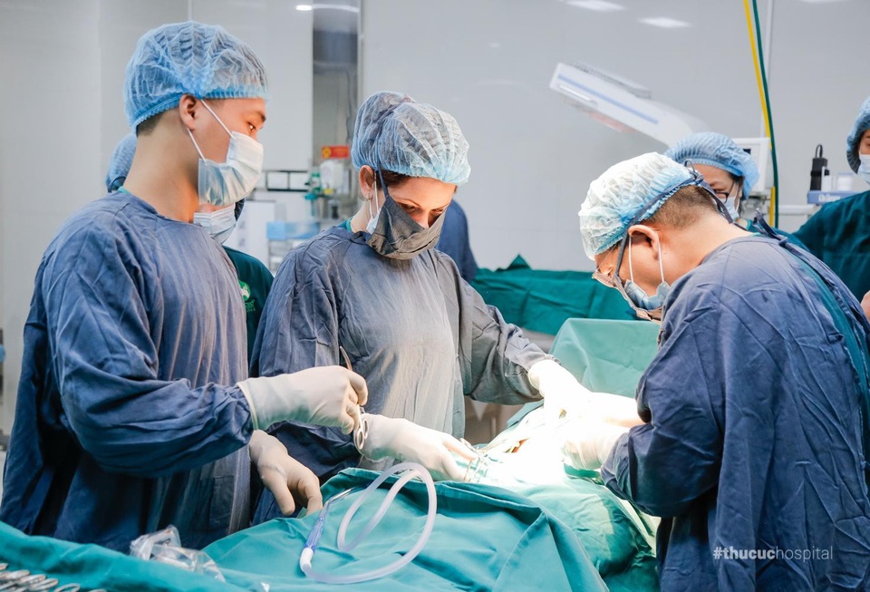 Vợ chồng tôi đăng ký bác sĩ Quốc tế Lisa thăm khám và mổ đẻ