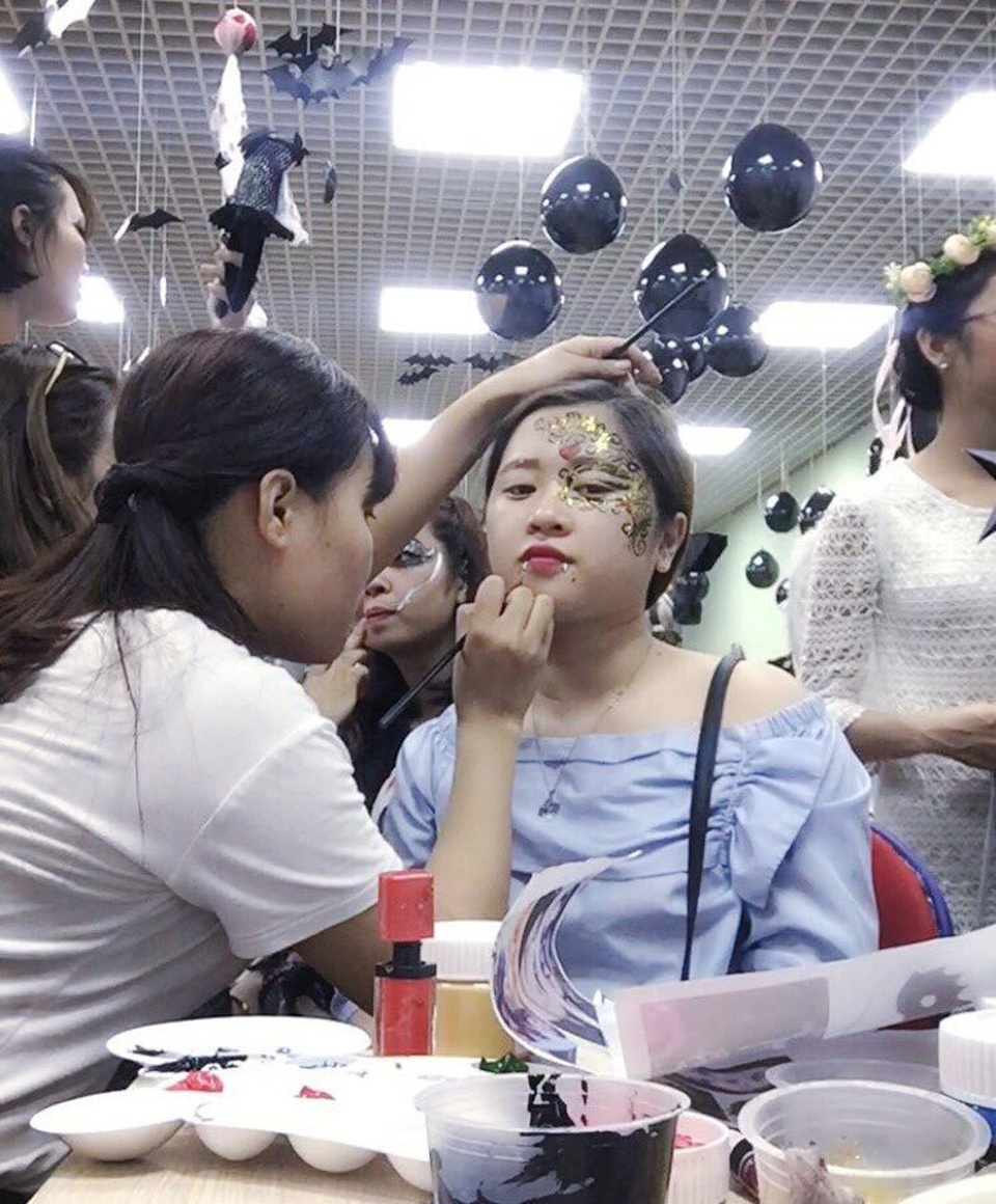 Được tiếng dân chơi: Cô giáo mầm non kiếm 10 triệu đồng mỗi đêm - 3
Nhờ trang điểm thuê mùa Halloween mà có người kiếm được cả vài chục triệu đồng
