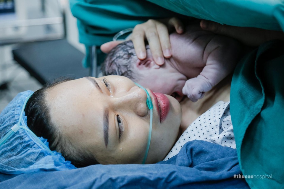 Niềm hạnh phúc của vợ tôi khi sinh lần 2 nhưng mới được áp da với con lần đầu