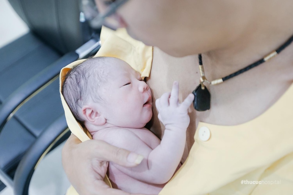 Tim tôi loạn nhịp khi được áp da, ôm ấp con yêu