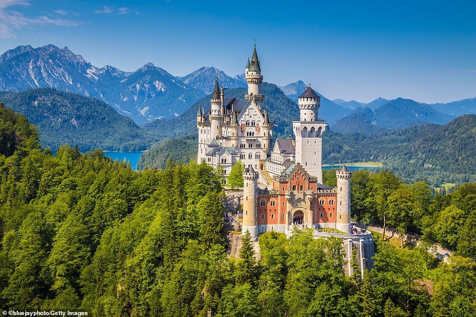 Đứng thứ 2 trong Top 10 quốc gia hàng đầu là Đức, nơi giống như “thuật giả kim của truyền thống và tầm nhìn”. Cho dù bạn “leo lên một ngọn núi, thăm một tòa lâu đài trung cổ, đạp xe quanh các trang trại rượu vang, ngồi tại các quán rượu ấm cúng, tất cả đều quyến rũ như nhau”.